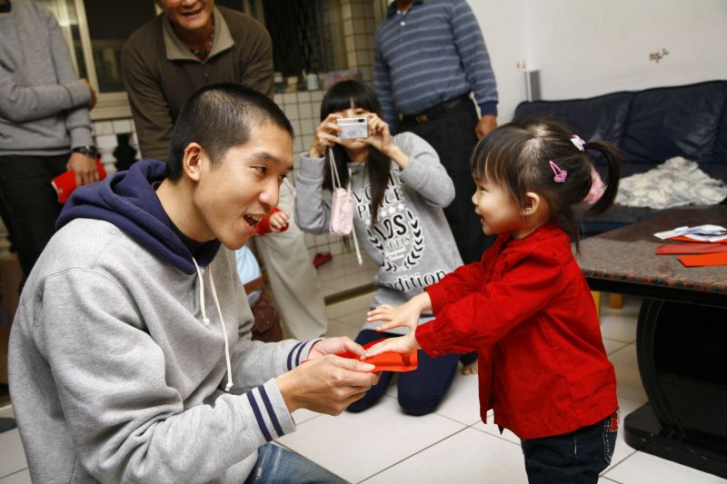 Đầu năm chẳng cần xem tử vi, cứ th&aacute;i độ của cha mẹ với l&igrave; x&igrave; của con l&agrave; biết ngay tương lai đứa trẻ gi&agrave;u hay ngh&egrave;o- Ảnh 1.