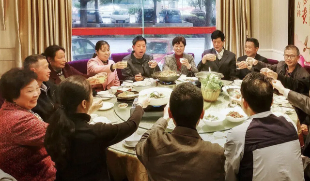 Buổi họp lớp 40 người, 5 người lương 3,7 tỷ ngồi ri&ecirc;ng một b&agrave;n: Lớp trưởng n&oacute;i 1 c&acirc;u khiến cả 5 bu&ocirc;ng đũa- Ảnh 2.