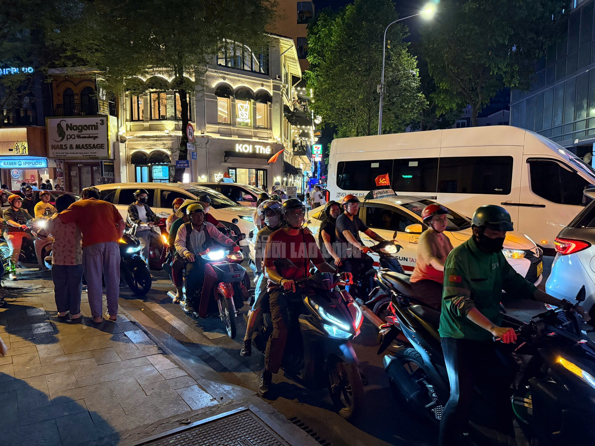 Đường phố trung t&acirc;m TPHCM "kẹt cứng" người tối m&ugrave;ng 2 Tết- Ảnh 5.