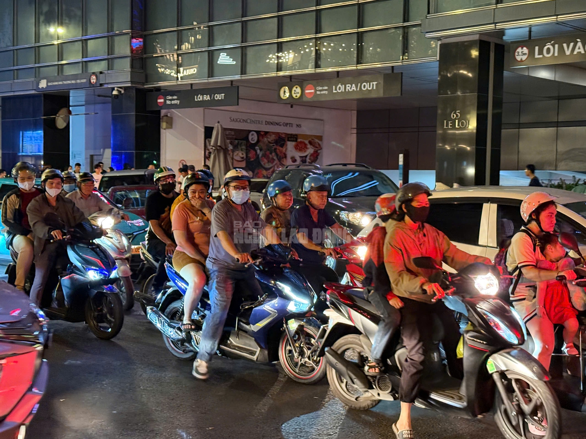 Đường phố trung t&acirc;m TPHCM "kẹt cứng" người tối m&ugrave;ng 2 Tết- Ảnh 1.