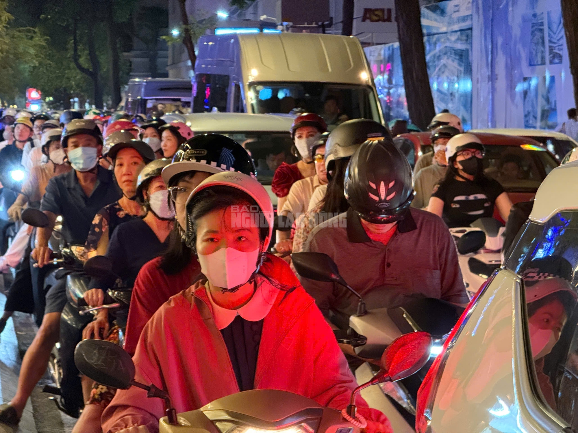 Đường phố trung t&acirc;m TPHCM "kẹt cứng" người tối m&ugrave;ng 2 Tết- Ảnh 2.