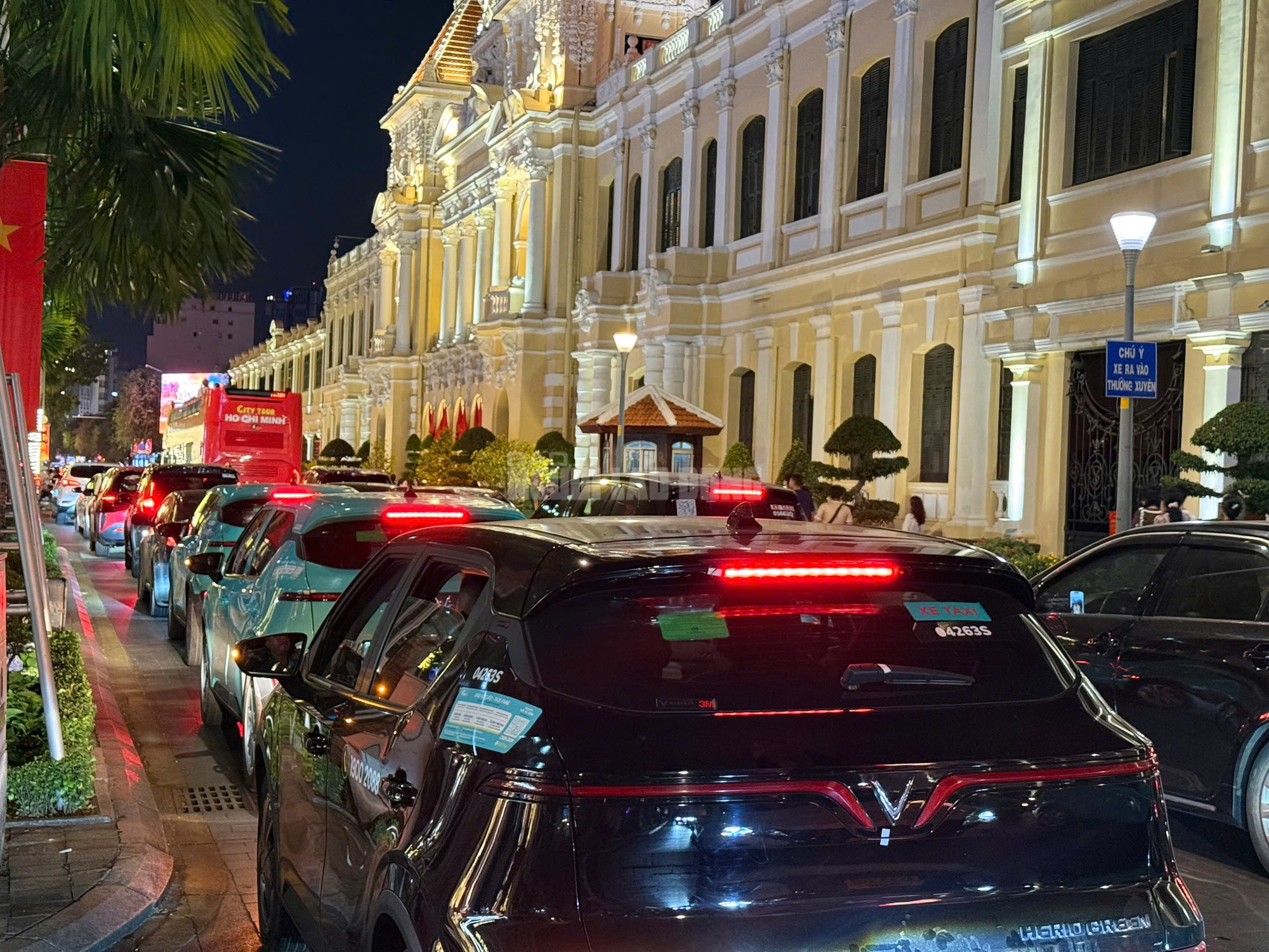 Đường phố trung t&acirc;m TPHCM "kẹt cứng" người tối m&ugrave;ng 2 Tết- Ảnh 3.