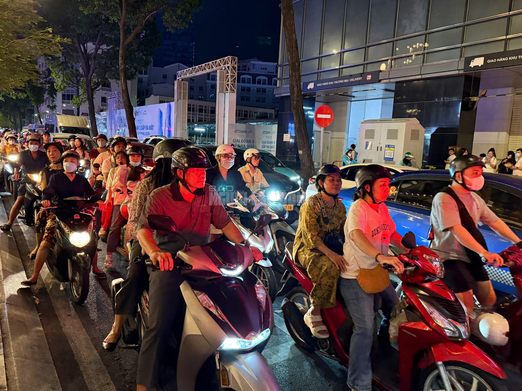 Đường phố trung t&acirc;m TPHCM "kẹt cứng" người tối m&ugrave;ng 2 Tết- Ảnh 4.