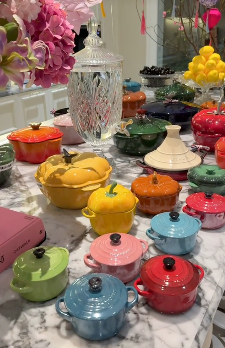 Bên trong dinh thự trắng sang trọng của phú bà Lâm Đồng ngày Tết: Nhìn bếp và nồi niêu mà ai cũng phải xuýt xoa- Ảnh 3. Bên trong dinh thự trắng sang trọng của phú bà Lâm Đồng ngày Tết: Nhìn bếp và nồi niêu mà ai cũng phải xuýt xoa- Ảnh 3.