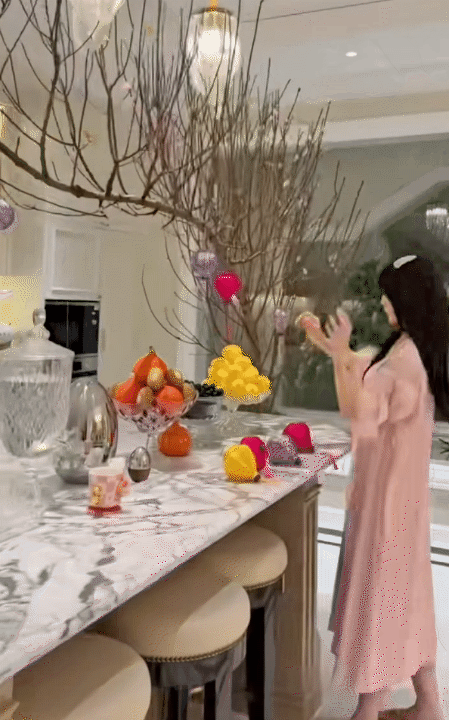 Bên trong dinh thự trắng sang trọng của phú bà Lâm Đồng ngày Tết: Nhìn bếp và nồi niêu mà ai cũng phải xuýt xoa- Ảnh 9. Bên trong dinh thự trắng sang trọng của phú bà Lâm Đồng ngày Tết: Nhìn bếp và nồi niêu mà ai cũng phải xuýt xoa- Ảnh 9.