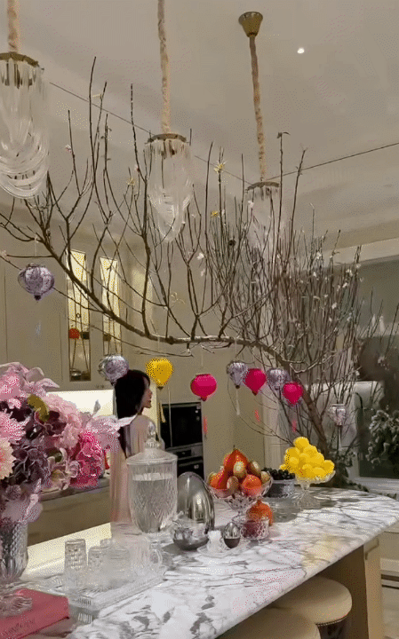 Bên trong dinh thự trắng sang trọng của phú bà Lâm Đồng ngày Tết: Nhìn bếp và nồi niêu mà ai cũng phải xuýt xoa- Ảnh 8. Bên trong dinh thự trắng sang trọng của phú bà Lâm Đồng ngày Tết: Nhìn bếp và nồi niêu mà ai cũng phải xuýt xoa- Ảnh 8.