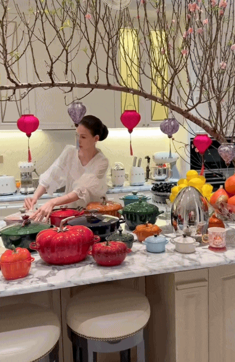 Bên trong dinh thự trắng sang trọng của phú bà Lâm Đồng ngày Tết: Nhìn bếp và nồi niêu mà ai cũng phải xuýt xoa- Ảnh 1. Bên trong dinh thự trắng sang trọng của phú bà Lâm Đồng ngày Tết: Nhìn bếp và nồi niêu mà ai cũng phải xuýt xoa- Ảnh 1.