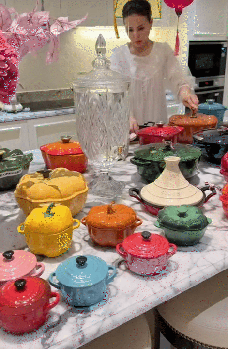 Bên trong dinh thự trắng sang trọng của phú bà Lâm Đồng ngày Tết: Nhìn bếp và nồi niêu mà ai cũng phải xuýt xoa- Ảnh 6. Bên trong dinh thự trắng sang trọng của phú bà Lâm Đồng ngày Tết: Nhìn bếp và nồi niêu mà ai cũng phải xuýt xoa- Ảnh 6.