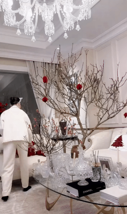 Bên trong dinh thự trắng sang trọng của phú bà Lâm Đồng ngày Tết: Nhìn bếp và nồi niêu mà ai cũng phải xuýt xoa- Ảnh 15. Bên trong dinh thự trắng sang trọng của phú bà Lâm Đồng ngày Tết: Nhìn bếp và nồi niêu mà ai cũng phải xuýt xoa- Ảnh 15.