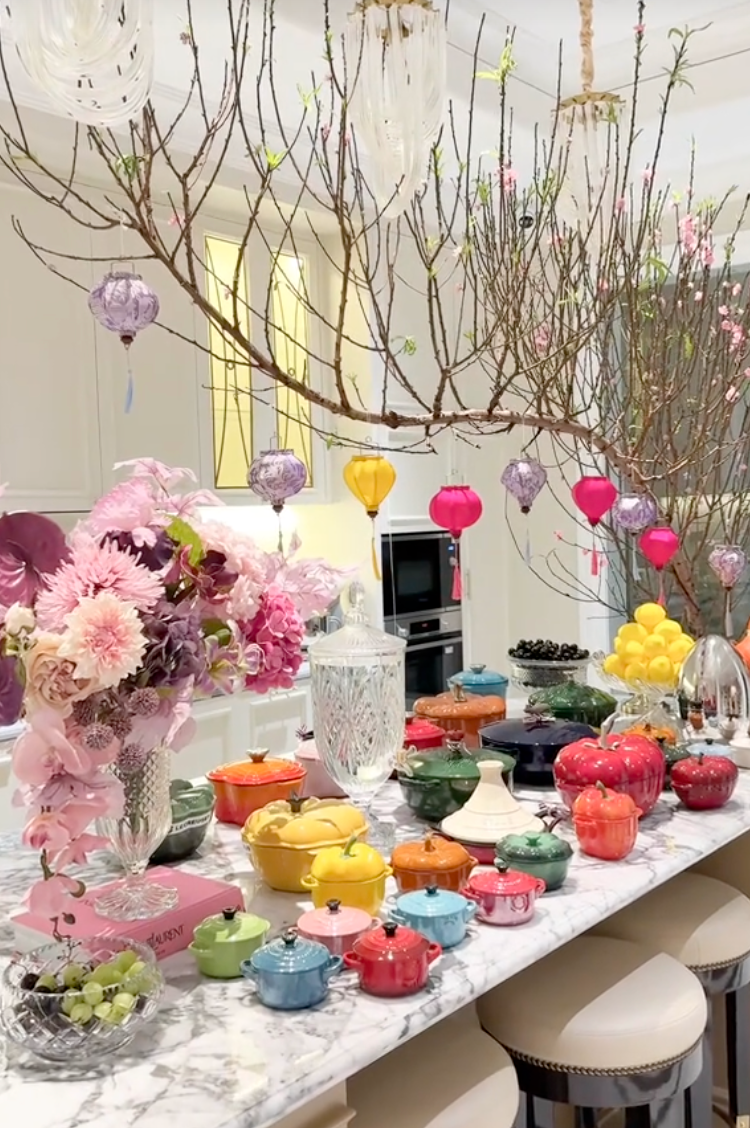 Bên trong dinh thự trắng sang trọng của phú bà Lâm Đồng ngày Tết: Nhìn bếp và nồi niêu mà ai cũng phải xuýt xoa- Ảnh 4. Bên trong dinh thự trắng sang trọng của phú bà Lâm Đồng ngày Tết: Nhìn bếp và nồi niêu mà ai cũng phải xuýt xoa- Ảnh 4.