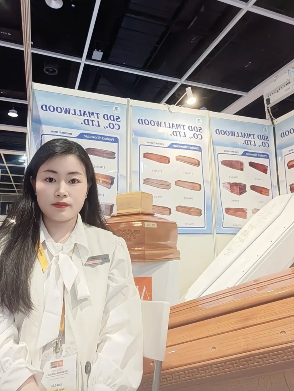 Bỏ nghề giáo để đi bán quan tài: Cô gái trẻ thu 6 triệu USD mỗi năm nhờ xuất khẩu sang châu Âu- Ảnh 1. Bỏ nghề giáo để đi bán quan tài: Cô gái trẻ thu 6 triệu USD mỗi năm nhờ xuất khẩu sang châu Âu- Ảnh 1.