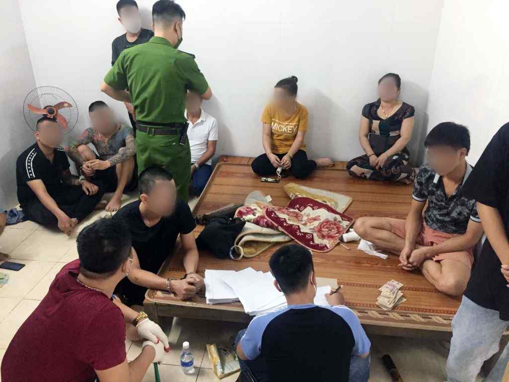 Chơi đ&aacute;nh b&agrave;i ng&agrave;y Tết: Trường hợp n&agrave;o bị phạt h&agrave;nh ch&iacute;nh, khi n&agrave;o bị xử l&yacute; h&igrave;nh sự?- Ảnh 1.