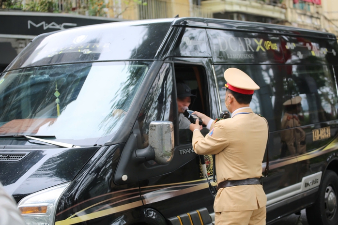 CSGT phát hiện hơn 2 . 800 Trường hợp vi phạm nồng độ cồn ngày mùng 2 Tết 2026 - Ảnh 1. CSGT phát hiện hơn 2 . 800 Trường hợp vi phạm nồng độ cồn ngày mùng 2 Tết 2026 - Ảnh 1.