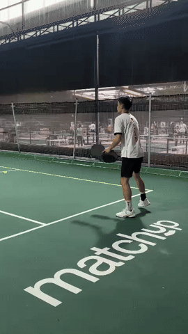 Bắt gặp Trịnh Linh Giang tập luyện "tuyệt chiêu" 1 lúc 2 vợt pickleball cực dị- Ảnh 1.