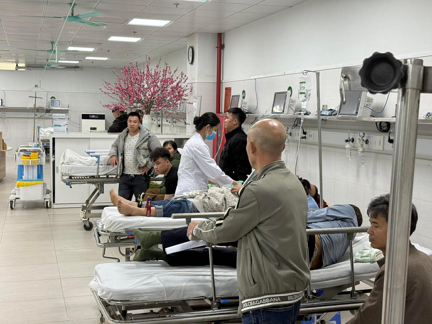 Hơn 100 ca cấp cứu do ph&aacute;o nổ trong 24 giờ, bệnh viện lớn &lsquo;căng m&igrave;nh&rsquo; trực chiến- Ảnh 2.