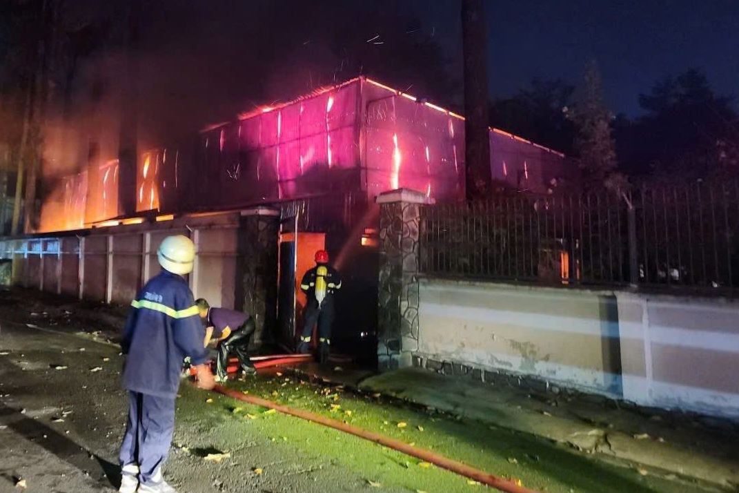 Kh&oacute;i lửa bốc cao từ nh&agrave; kho nh&agrave; thờ ở TPHCM- Ảnh 1.