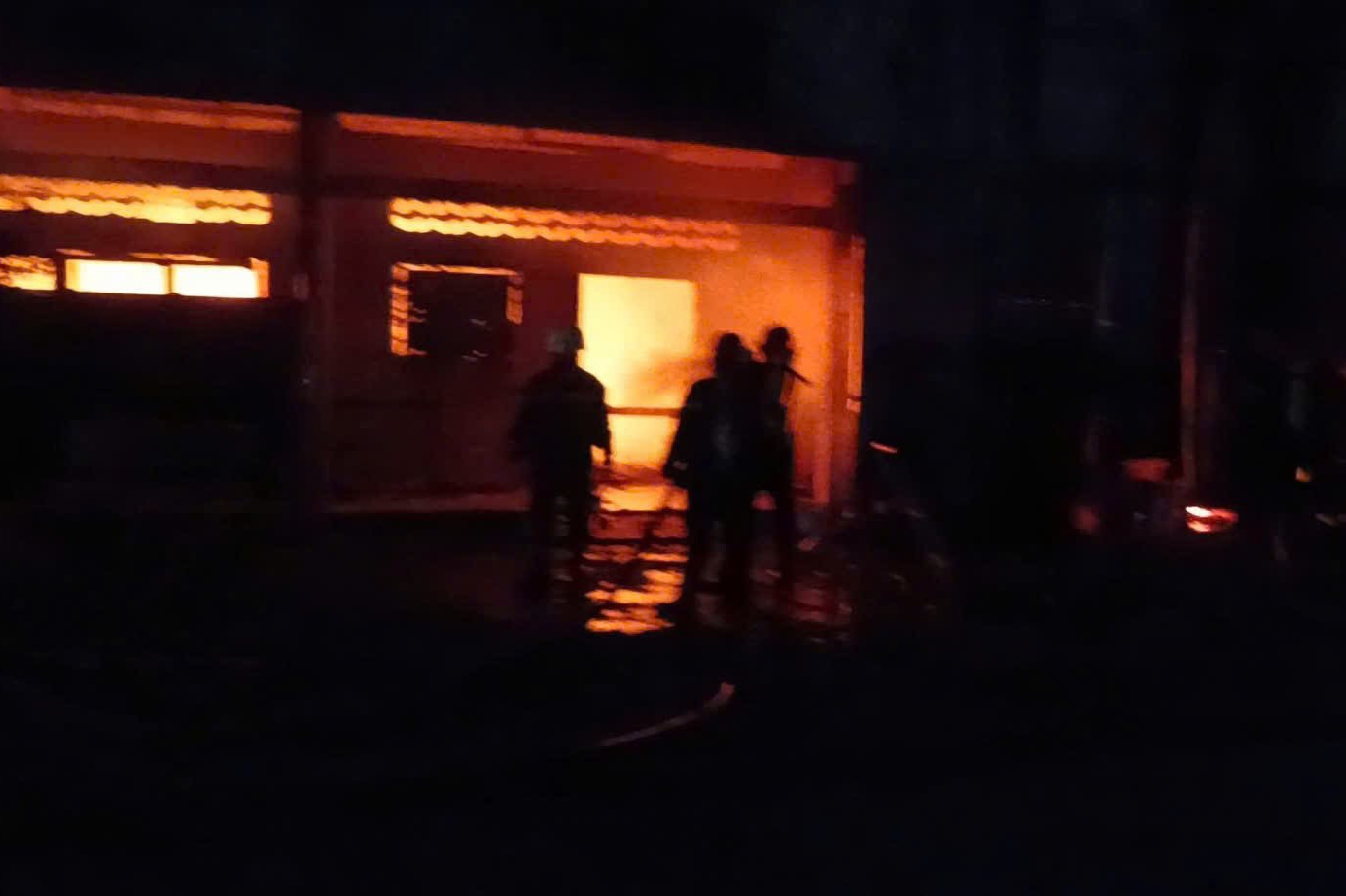 Kh&oacute;i lửa bốc cao từ nh&agrave; kho nh&agrave; thờ ở TPHCM- Ảnh 3.