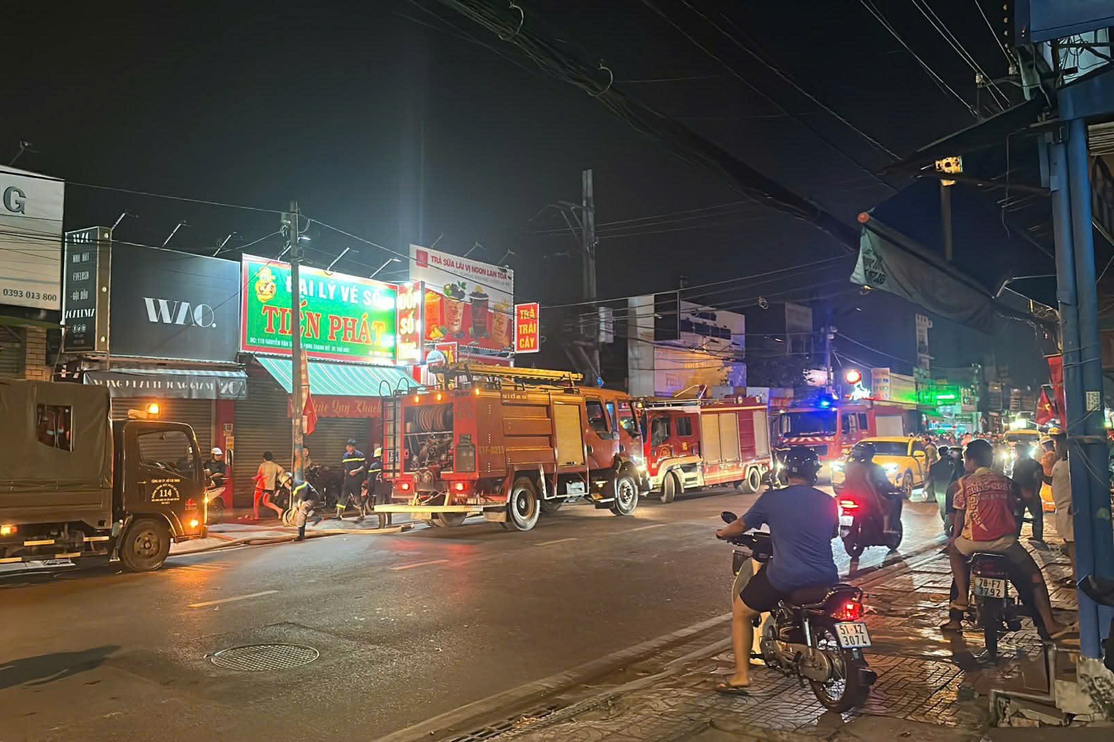 Kh&oacute;i lửa bốc cao từ nh&agrave; kho nh&agrave; thờ ở TPHCM- Ảnh 2.