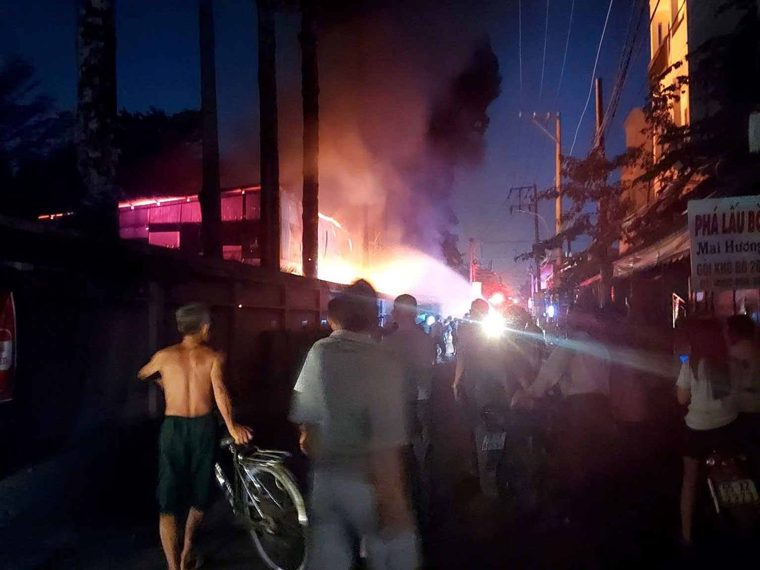 Kh&oacute;i lửa bốc cao từ nh&agrave; kho nh&agrave; thờ ở TPHCM- Ảnh 4.