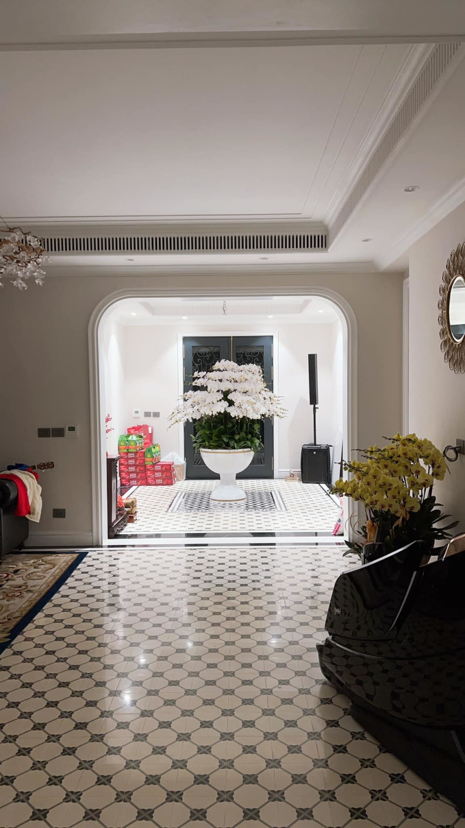 Nam ca sĩ tuổi ngựa đ&agrave;o hoa thay đổi v&igrave; hot girl k&eacute;m 12 tuổi, c&oacute; nh&agrave; mặt tiền h&agrave;ng Khay, biệt thự 50 tỷ- Ảnh 6.