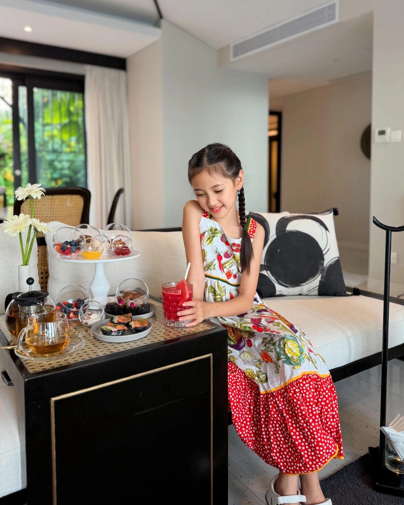 Hoa hậu Việt từng l&atilde;i 900 c&acirc;y v&agrave;ng, giờ sống trong biệt thự 400 tỷ Quận 2, sở hữu penthouse d&aacute;t v&agrave;ng: C&oacute; con g&aacute;i &uacute;t xinh như thi&ecirc;n thần- Ảnh 9.