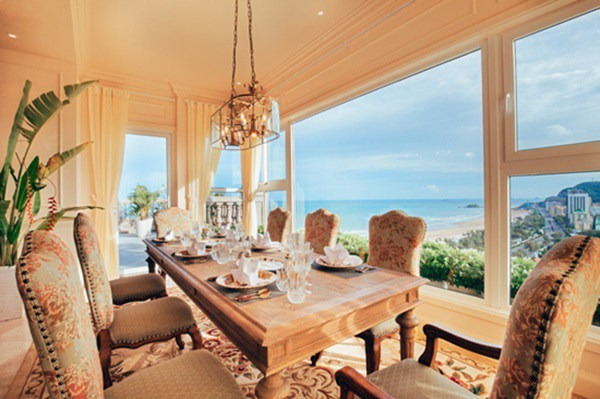 Hoa hậu Việt từng l&atilde;i 900 c&acirc;y v&agrave;ng, giờ sống trong biệt thự 400 tỷ Quận 2, sở hữu penthouse d&aacute;t v&agrave;ng: C&oacute; con g&aacute;i &uacute;t xinh như thi&ecirc;n thần- Ảnh 4.