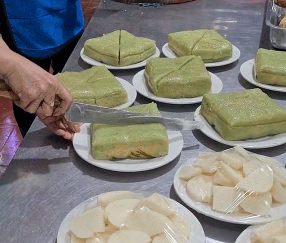 Không phải dùng lạt, làm thế này cắt bánh chưng không lo dính: Đơn giản chỉ 3 bước, ai cũng làm được- Ảnh 1. Không phải dùng lạt, làm thế này cắt bánh chưng không lo dính: Đơn giản chỉ 3 bước, ai cũng làm được- Ảnh 1.