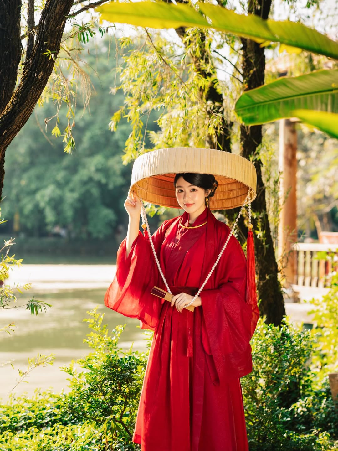 3 mỹ nhân mặc đồ đỏ đẹp nhất ngày Xuân Bính Ngọ: Lọ Lem quá truyền thống, Linh Rin đụng hàng 1 người đẹp- Ảnh 2. 3 mỹ nhân mặc đồ đỏ đẹp nhất ngày Xuân Bính Ngọ: Lọ Lem quá truyền thống, Linh Rin đụng hàng 1 người đẹp- Ảnh 2.