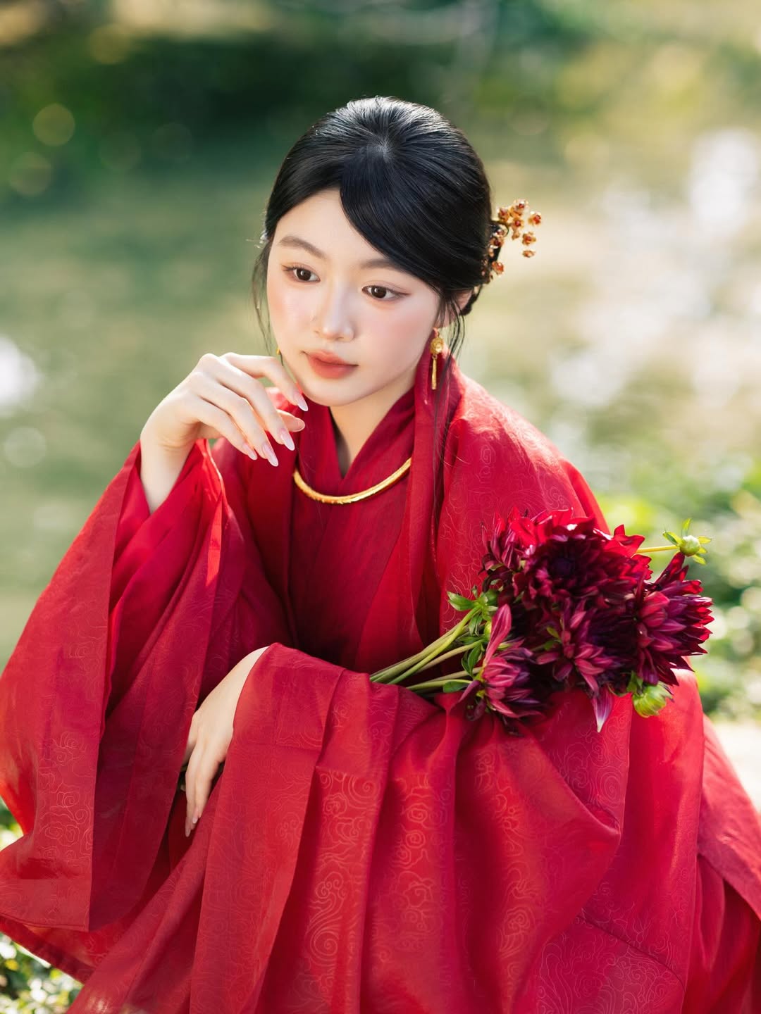 3 mỹ nhân mặc đồ đỏ đẹp nhất ngày Xuân Bính Ngọ: Lọ Lem quá truyền thống, Linh Rin đụng hàng 1 người đẹp- Ảnh 1. 3 mỹ nhân mặc đồ đỏ đẹp nhất ngày Xuân Bính Ngọ: Lọ Lem quá truyền thống, Linh Rin đụng hàng 1 người đẹp- Ảnh 1.