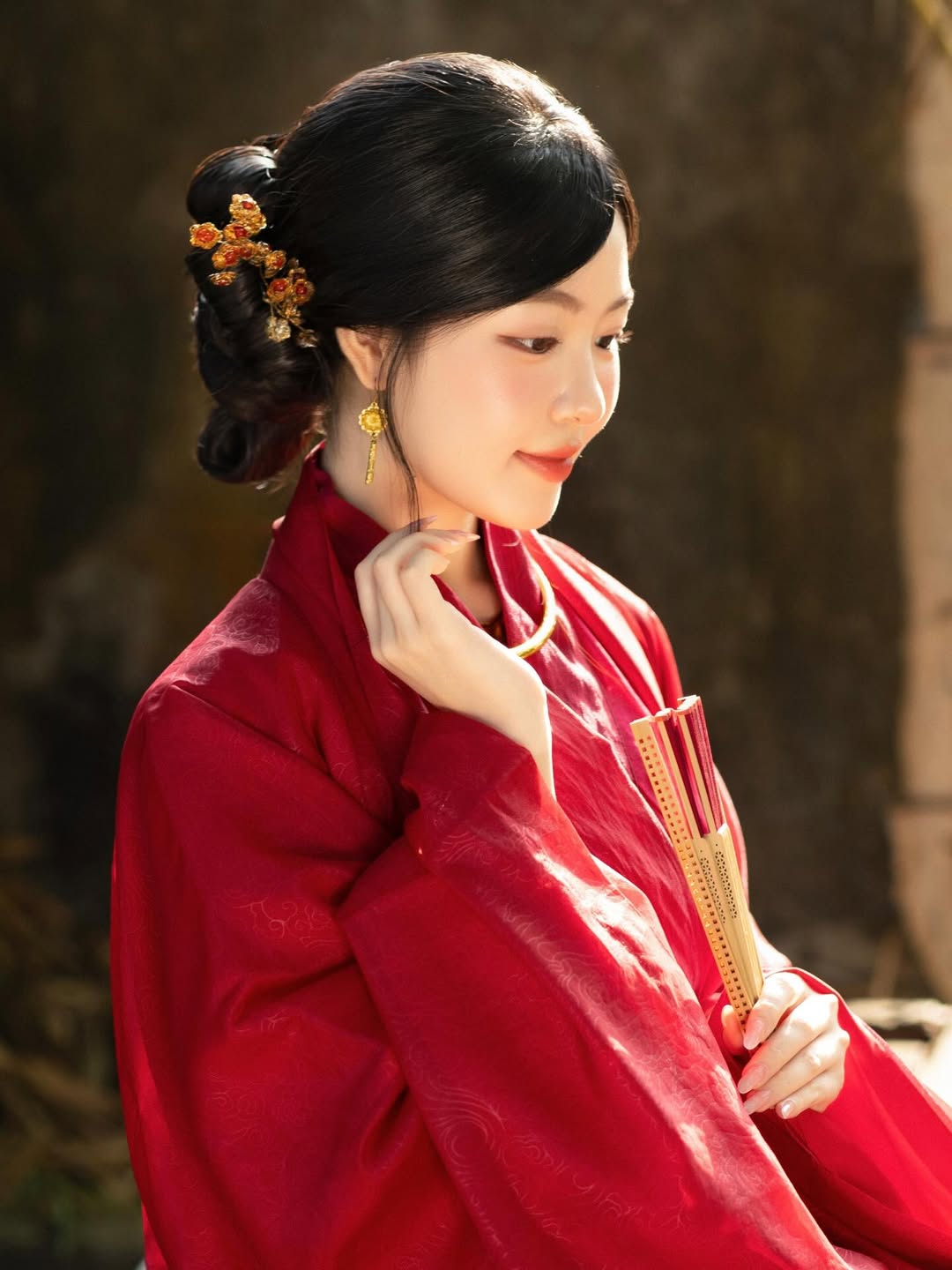 3 mỹ nhân mặc đồ đỏ đẹp nhất ngày Xuân Bính Ngọ: Lọ Lem quá truyền thống, Linh Rin đụng hàng 1 người đẹp- Ảnh 5. 3 mỹ nhân mặc đồ đỏ đẹp nhất ngày Xuân Bính Ngọ: Lọ Lem quá truyền thống, Linh Rin đụng hàng 1 người đẹp- Ảnh 5.