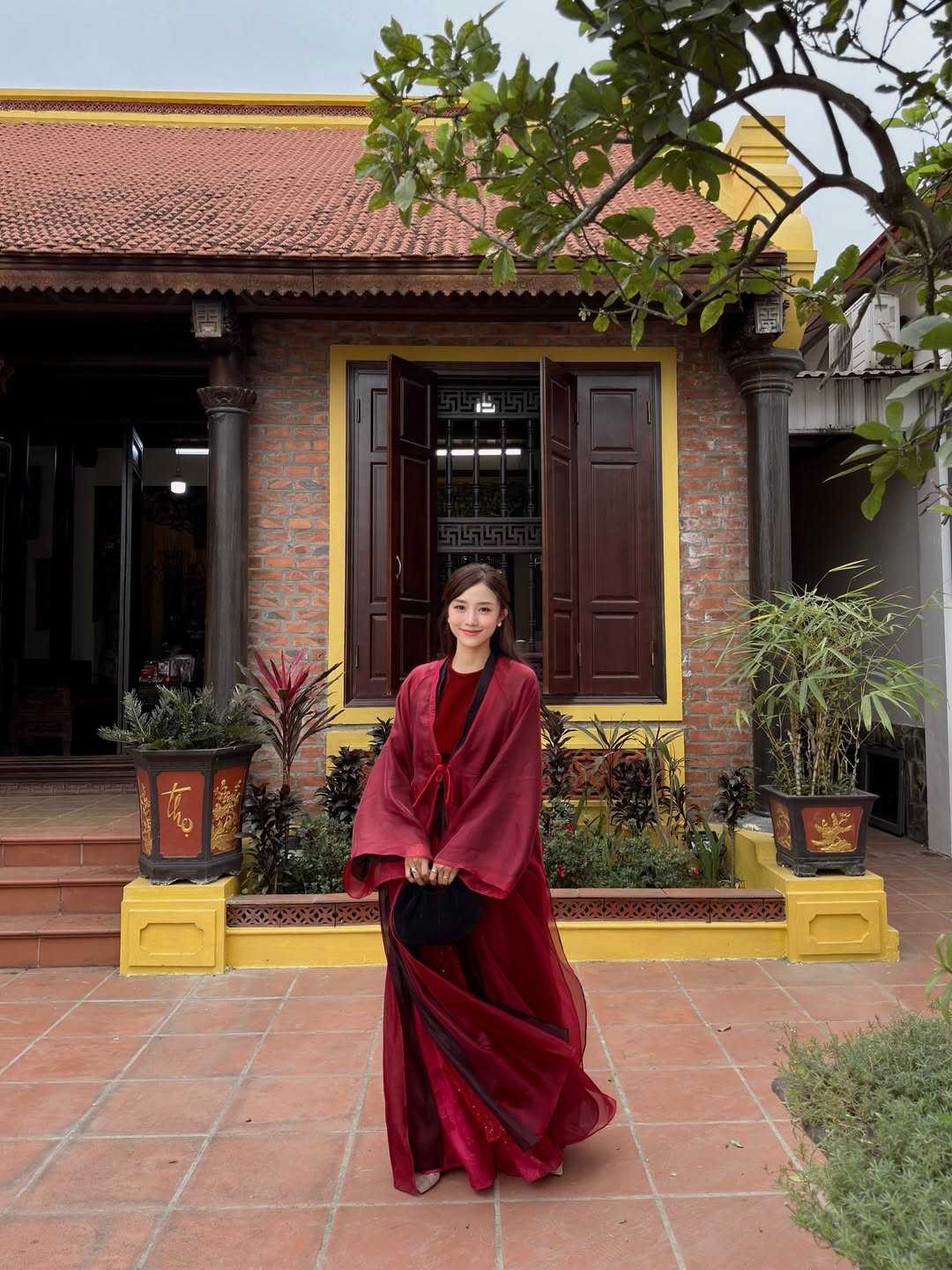 3 mỹ nhân mặc đồ đỏ đẹp nhất ngày Xuân Bính Ngọ: Lọ Lem quá truyền thống, Linh Rin đụng hàng 1 người đẹp- Ảnh 6. 3 mỹ nhân mặc đồ đỏ đẹp nhất ngày Xuân Bính Ngọ: Lọ Lem quá truyền thống, Linh Rin đụng hàng 1 người đẹp- Ảnh 6.