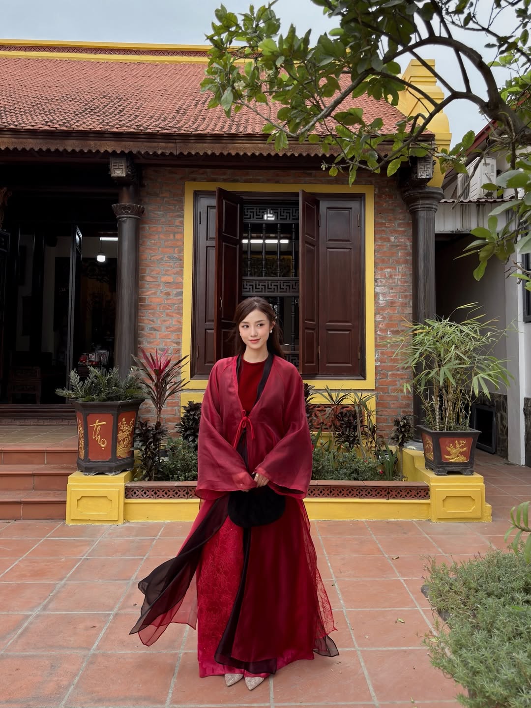 3 mỹ nhân mặc đồ đỏ đẹp nhất ngày Xuân Bính Ngọ: Lọ Lem quá truyền thống, Linh Rin đụng hàng 1 người đẹp- Ảnh 7. 3 mỹ nhân mặc đồ đỏ đẹp nhất ngày Xuân Bính Ngọ: Lọ Lem quá truyền thống, Linh Rin đụng hàng 1 người đẹp- Ảnh 7.