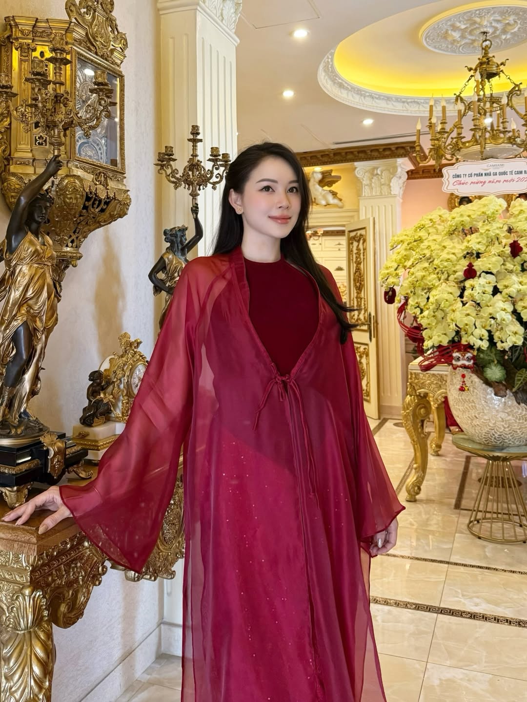 3 mỹ nhân mặc đồ đỏ đẹp nhất ngày Xuân Bính Ngọ: Lọ Lem quá truyền thống, Linh Rin đụng hàng 1 người đẹp- Ảnh 8. 3 mỹ nhân mặc đồ đỏ đẹp nhất ngày Xuân Bính Ngọ: Lọ Lem quá truyền thống, Linh Rin đụng hàng 1 người đẹp- Ảnh 8.