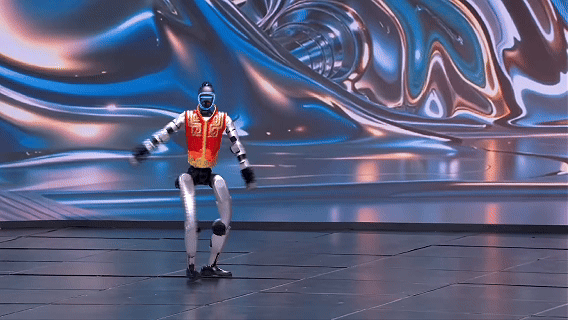 Robot h&igrave;nh người Trung Quốc đ&atilde; ph&aacute;t triển đến mức n&agrave;y: Năm ngo&aacute;i chỉ đứng một chỗ m&uacute;a quạt, năm nay đ&atilde; biểu diễn v&otilde; thuật, nh&agrave;o lộn- Ảnh 1.