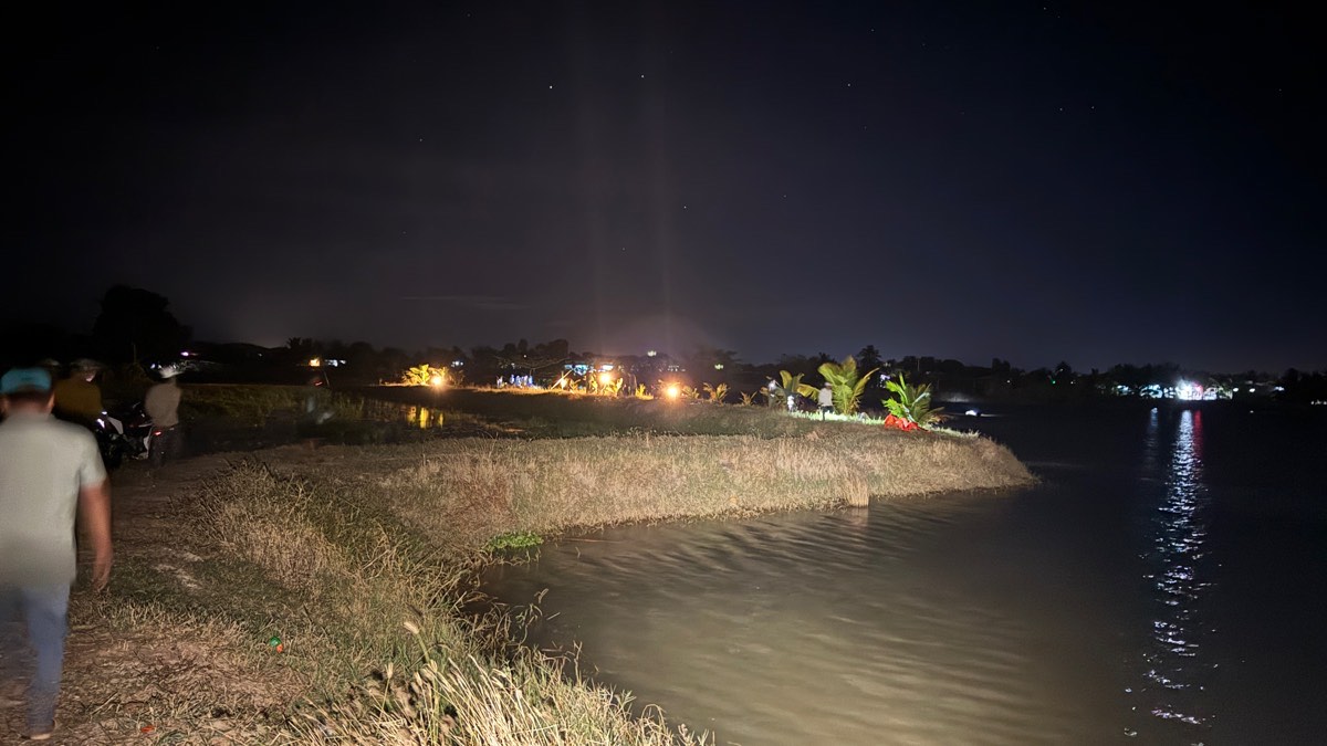 Hai thiếu niên đuối nước khi tắm tại Đê Cà Giang vào chiều mùng 1 Tết- Ảnh 1. Hai thiếu niên đuối nước khi tắm tại Đê Cà Giang vào chiều mùng 1 Tết- Ảnh 1.