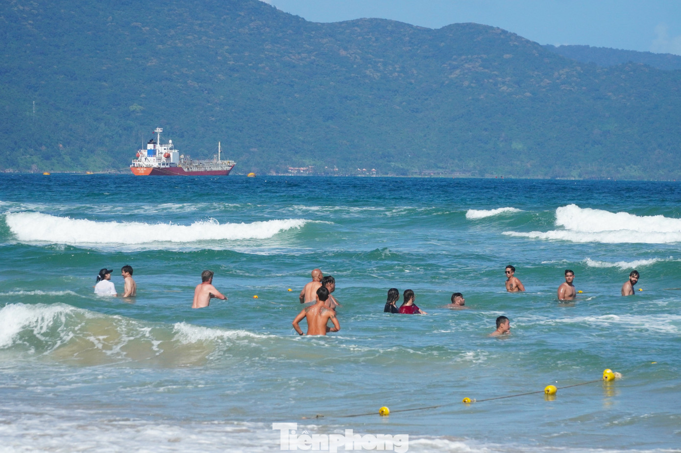 Biển Đ&agrave; Nẵng kh&ocirc;ng được nghỉ... Tết- Ảnh 16.