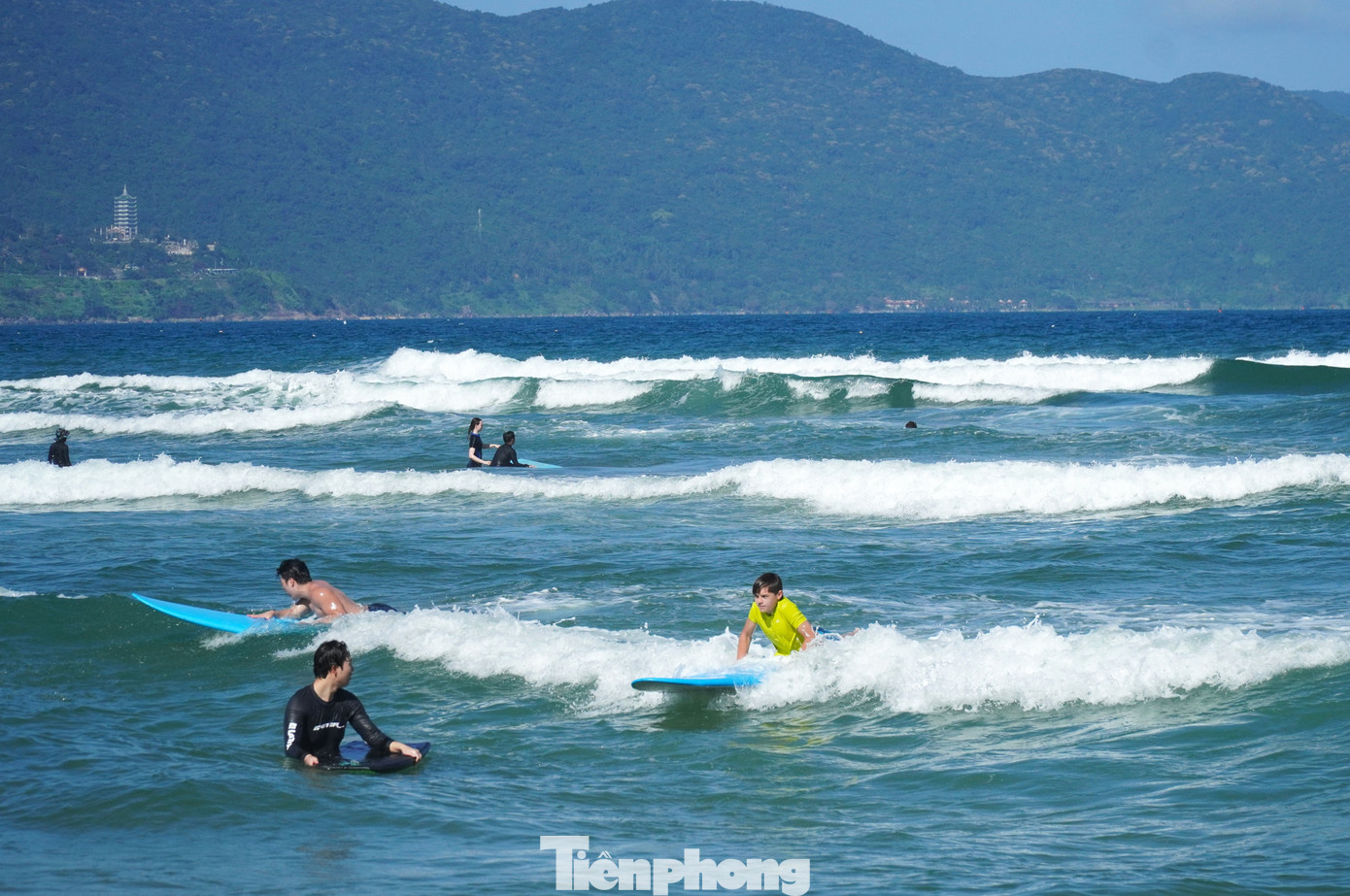 Biển Đ&agrave; Nẵng kh&ocirc;ng được nghỉ... Tết- Ảnh 4.