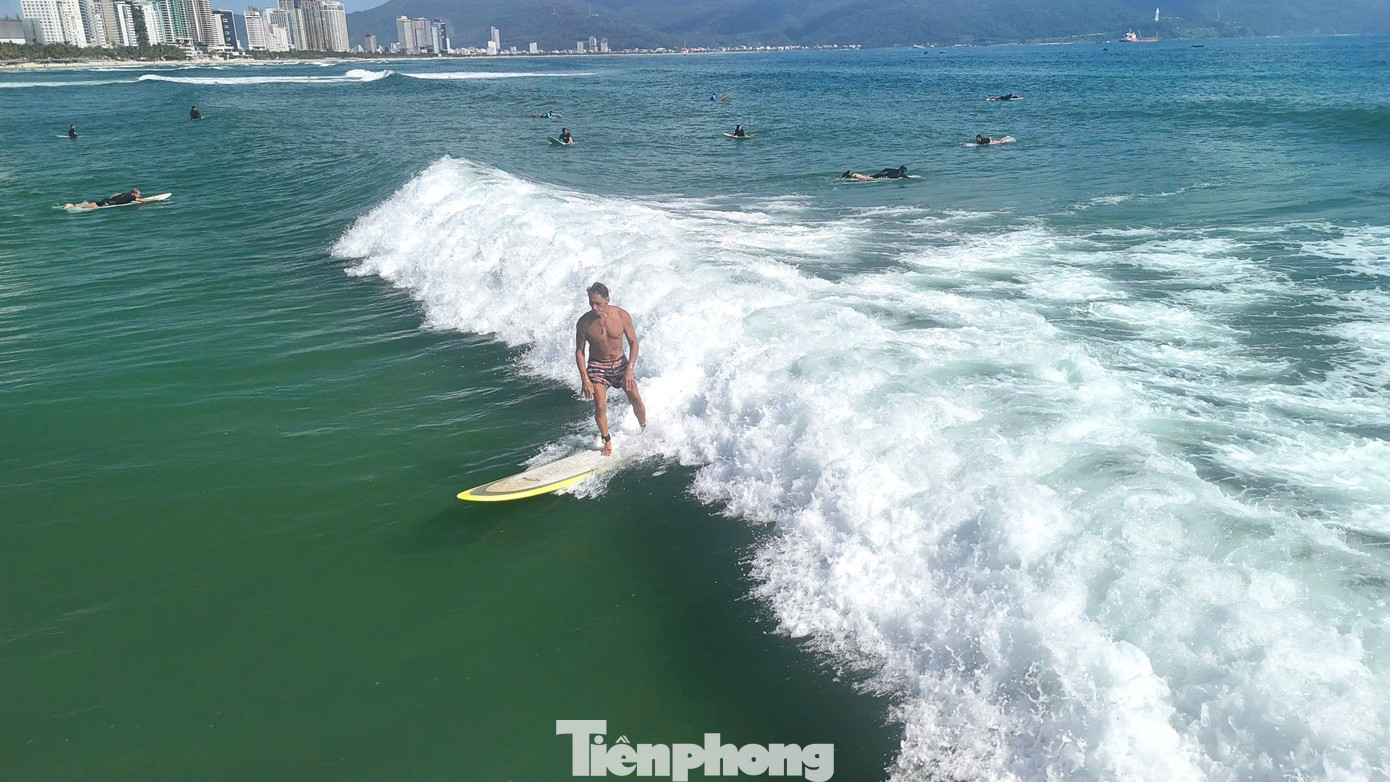 Biển Đ&agrave; Nẵng kh&ocirc;ng được nghỉ... Tết- Ảnh 9.