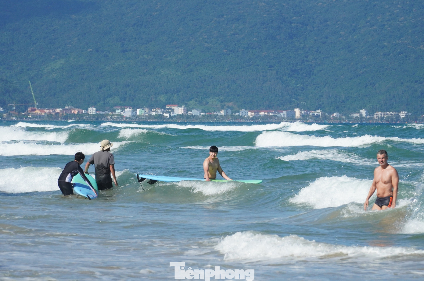 Biển Đ&agrave; Nẵng kh&ocirc;ng được nghỉ... Tết- Ảnh 2.