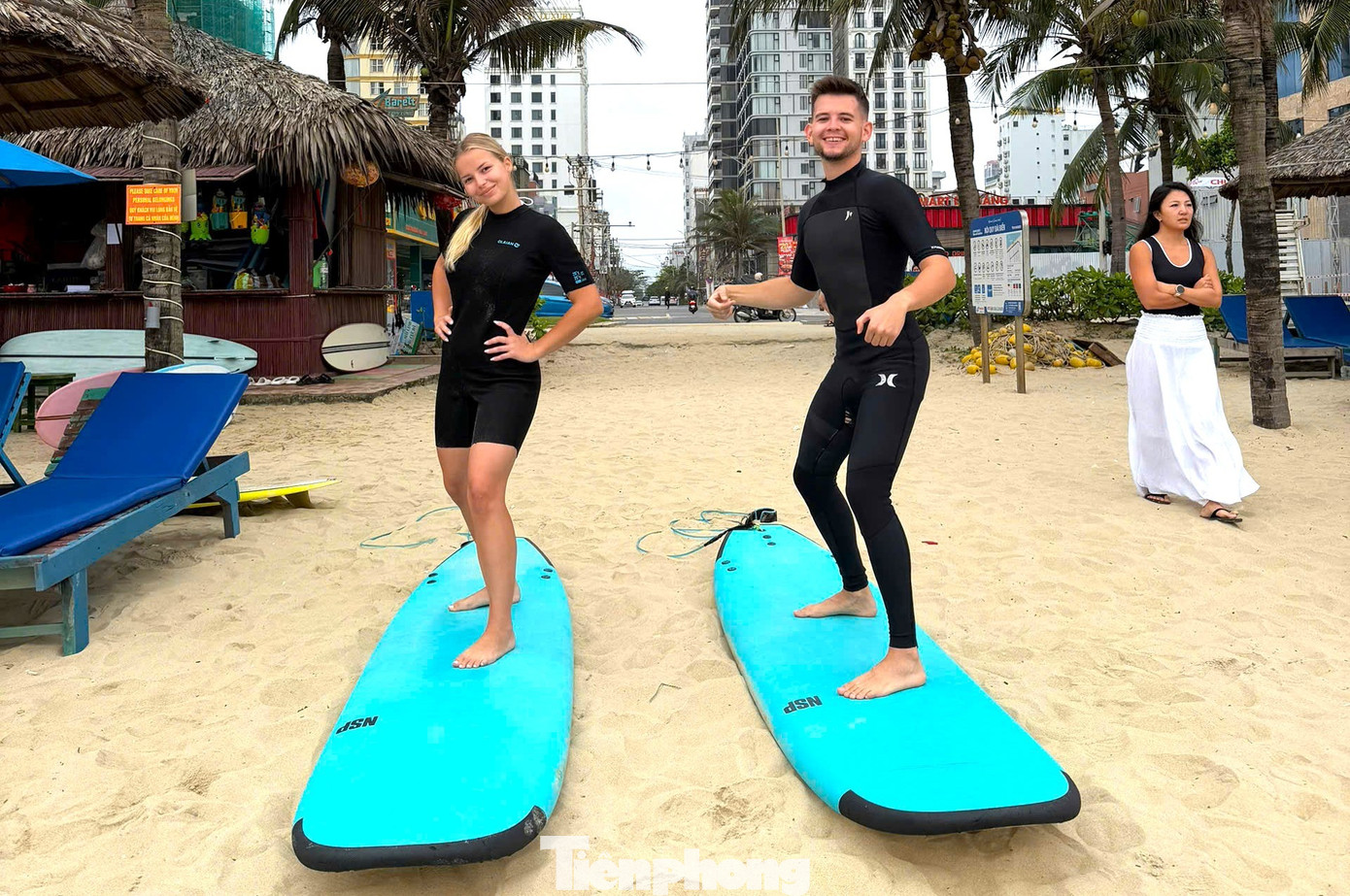 Biển Đ&agrave; Nẵng kh&ocirc;ng được nghỉ... Tết- Ảnh 7.