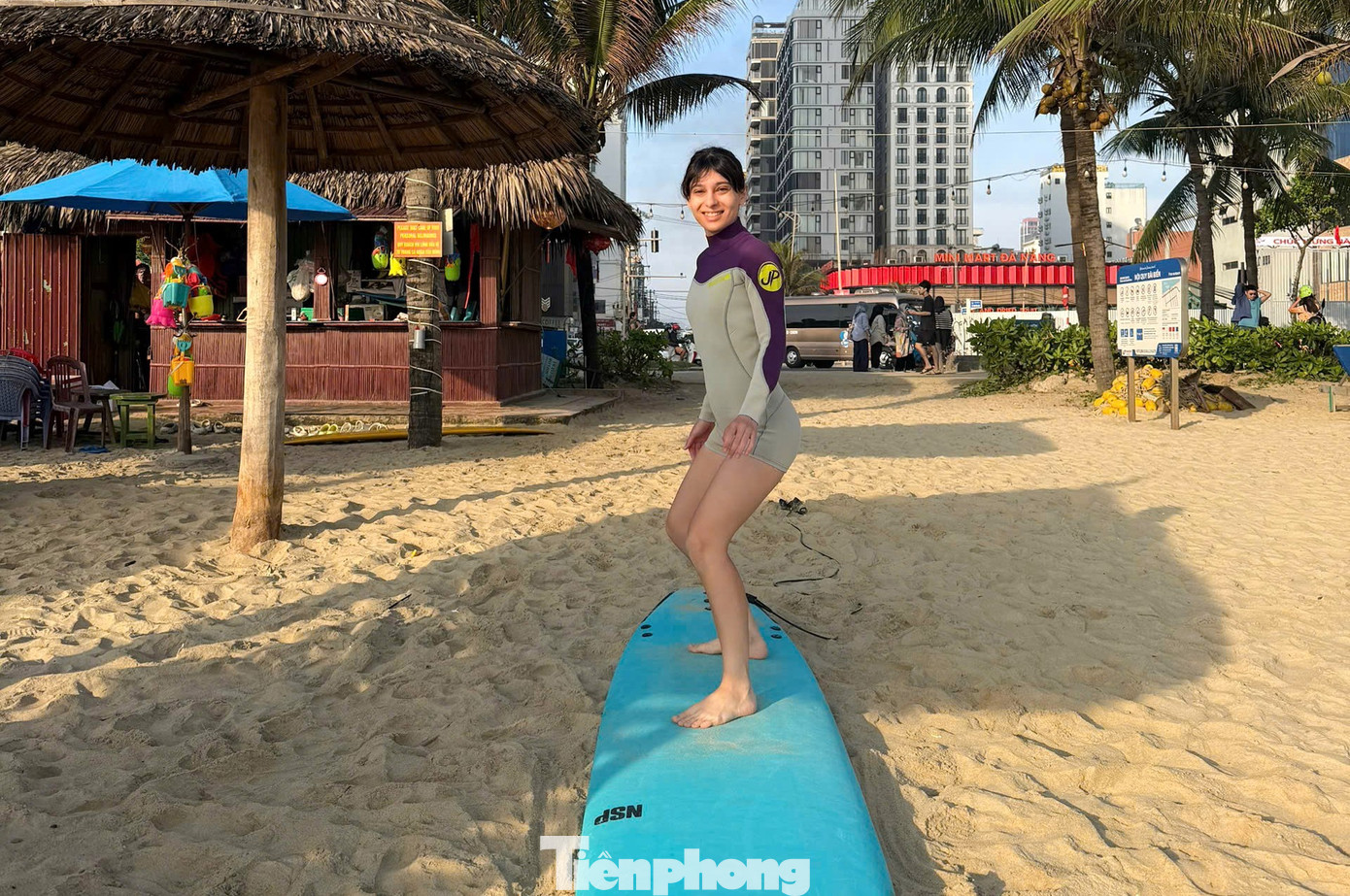 Biển Đ&agrave; Nẵng kh&ocirc;ng được nghỉ... Tết- Ảnh 11.