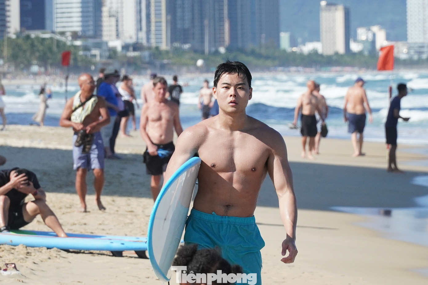 Biển Đ&agrave; Nẵng kh&ocirc;ng được nghỉ... Tết- Ảnh 1.