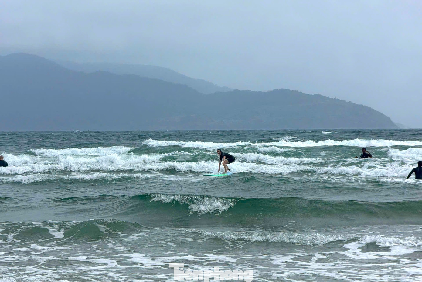 Biển Đ&agrave; Nẵng kh&ocirc;ng được nghỉ... Tết- Ảnh 14.