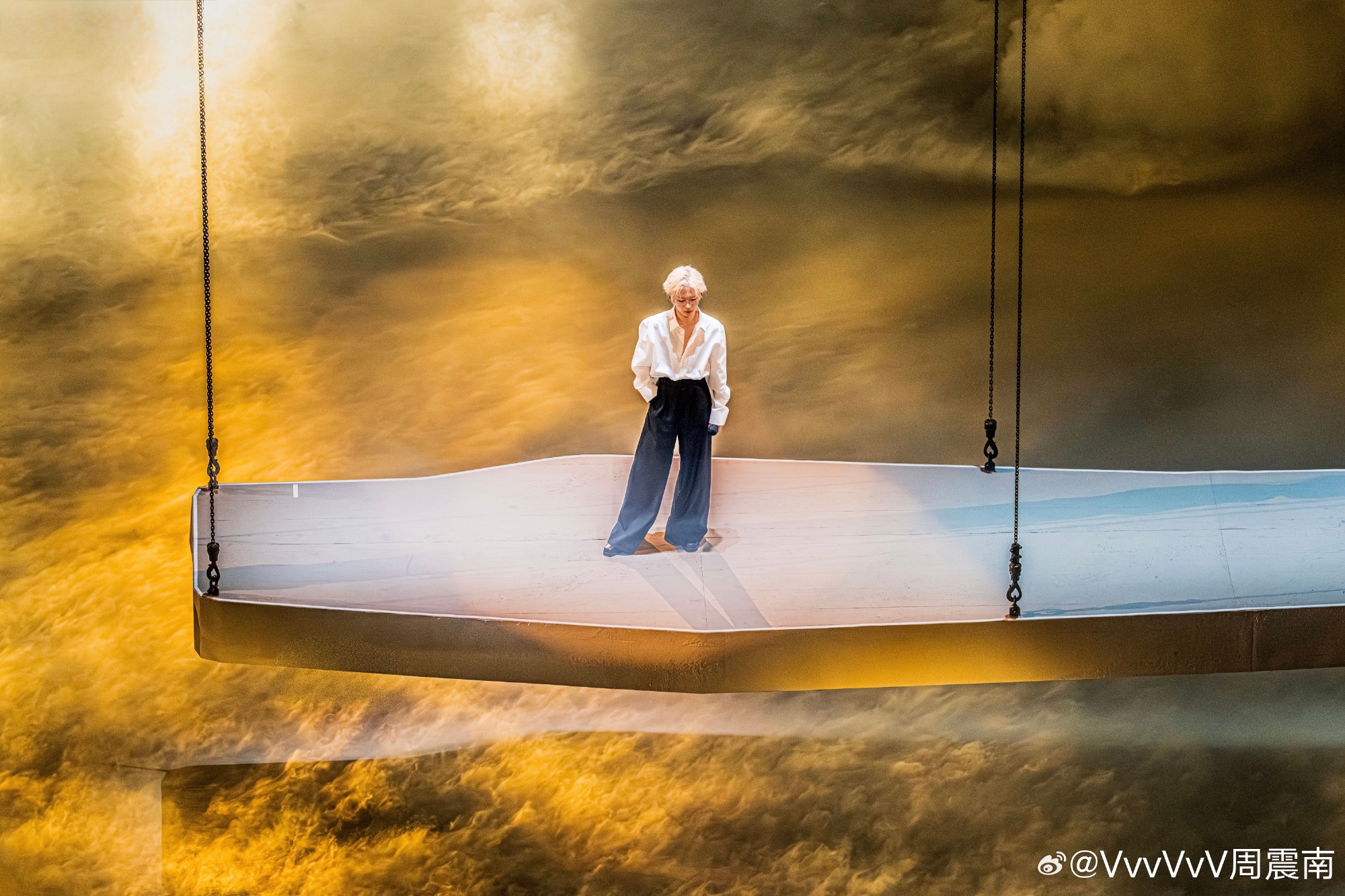 Concert không sân khấu đầu tiên của showbiz: "Cậu bé vàng" cưỡi ngựa đẹp như cổ tích, thua bạch mã hoàng tử đúng cái tên- Ảnh 9.