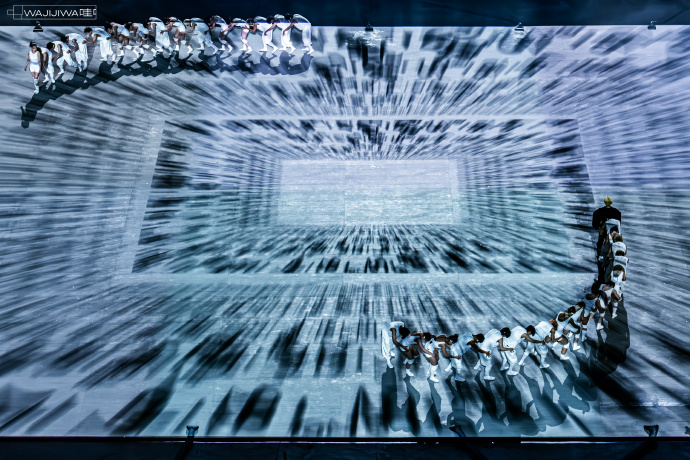 Concert không sân khấu đầu tiên của showbiz: "Cậu bé vàng" cưỡi ngựa đẹp như cổ tích, thua bạch mã hoàng tử đúng cái tên- Ảnh 2.