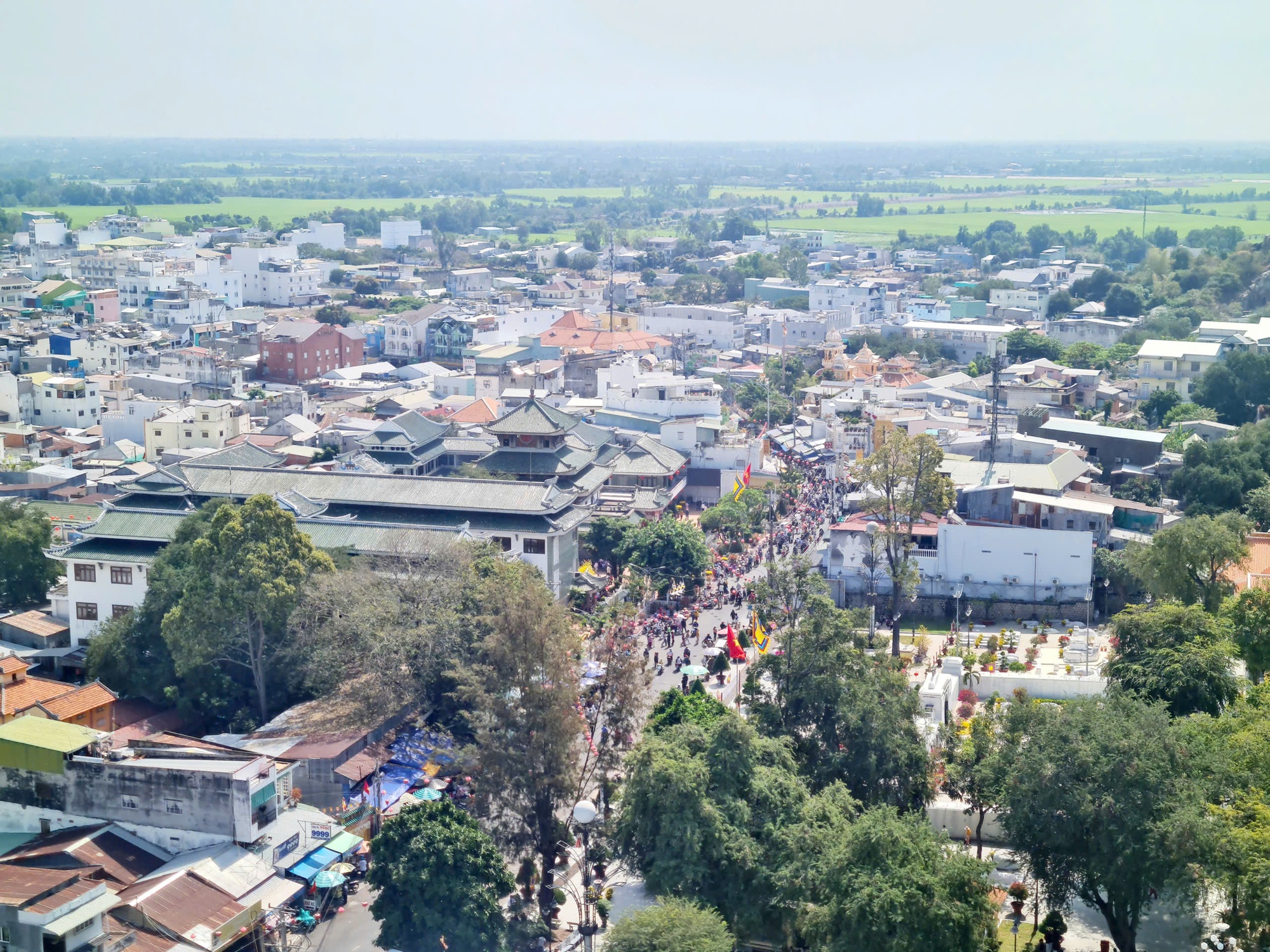 Bất ngờ lượng kh&aacute;ch du xu&acirc;n v&ugrave;ng Bảy N&uacute;i v&agrave; Ph&uacute; Quốc- Ảnh 1.