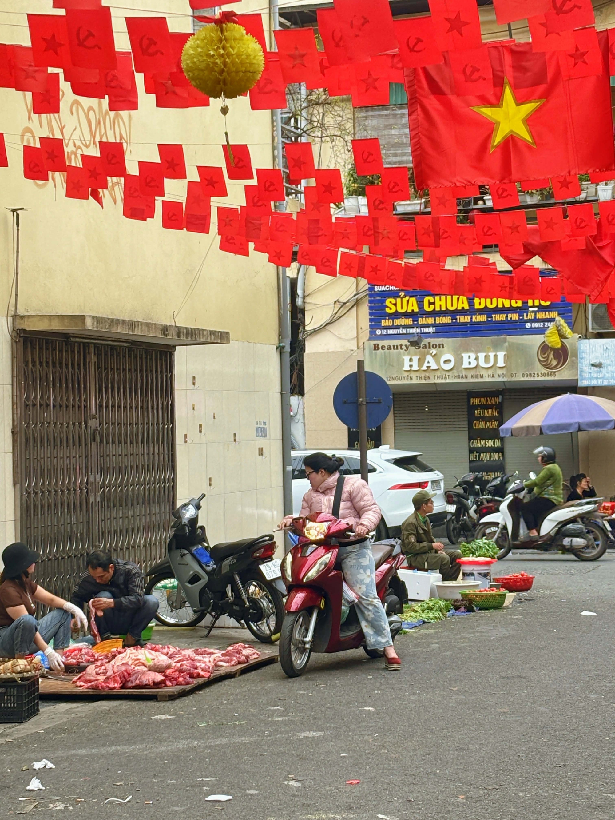 Đi chợ những ngày đầu tiên của năm: Không thiếu thứ gì, bún - phở - rau xanh đắt hàng- Ảnh 6. Đi chợ những ngày đầu tiên của năm: Không thiếu thứ gì, bún - phở - rau xanh đắt hàng- Ảnh 6.