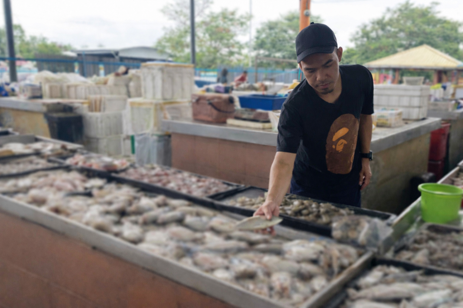 B&eacute; g&aacute;i nhận nhầm người b&aacute;n c&aacute; l&agrave; bố, về nh&agrave; kể lại khiến cả gia đ&igrave;nh b&agrave;ng ho&agrave;ng, b&iacute; mật ch&ocirc;n v&ugrave;i 42 năm bị h&eacute; lộ- Ảnh 1.