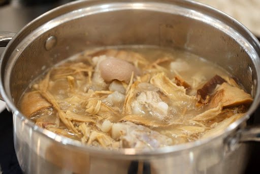 Nấu canh măng chớ bỏ qua 3 thao t&aacute;c quan trọng: Măng mềm nhừ, m&ugrave;i kh&ocirc;ng hăng, nước canh trong- Ảnh 4.