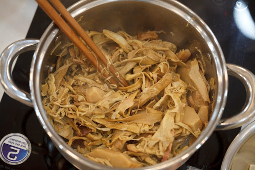 Nấu canh măng chớ bỏ qua 3 thao t&aacute;c quan trọng: Măng mềm nhừ, m&ugrave;i kh&ocirc;ng hăng, nước canh trong- Ảnh 3.